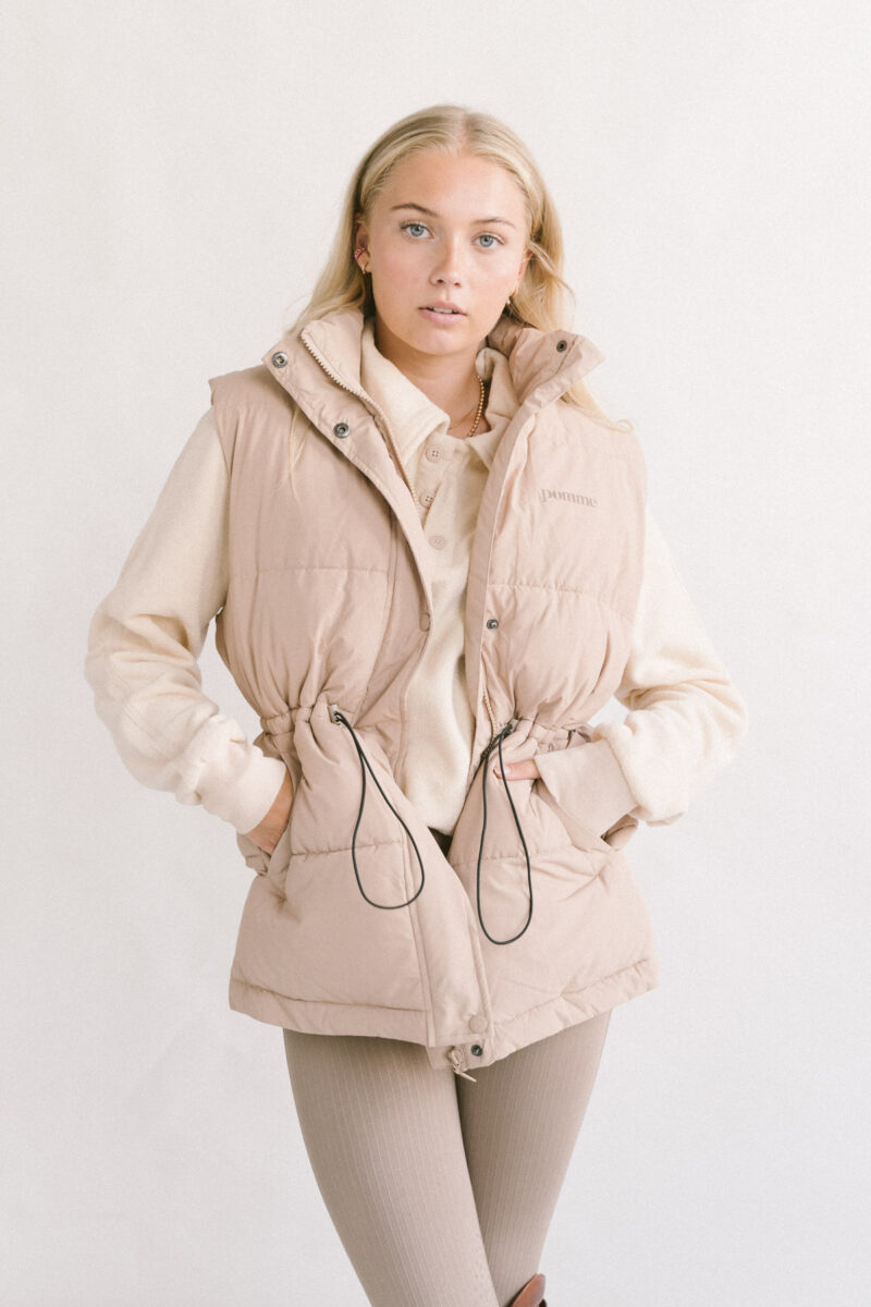 Pomme Celinne, Beige Väst