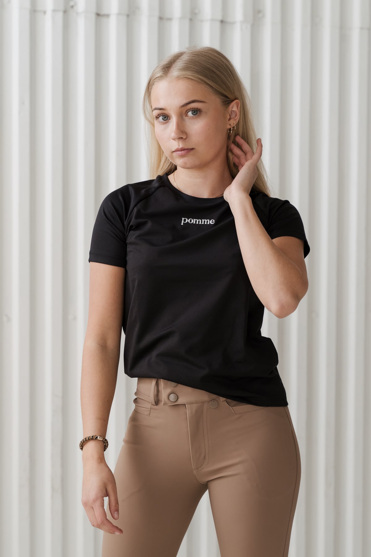 Pomme Saint Black, camiseta