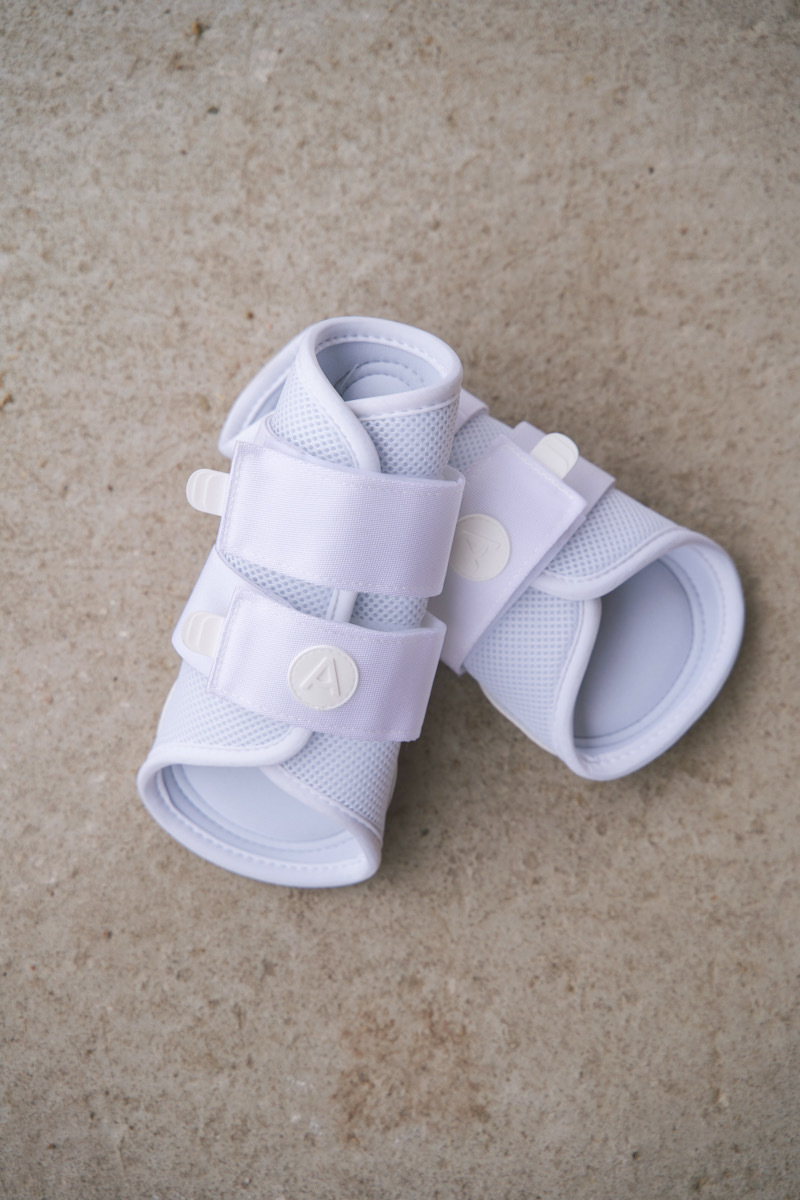 Amiko Essential Brushing Boots, White