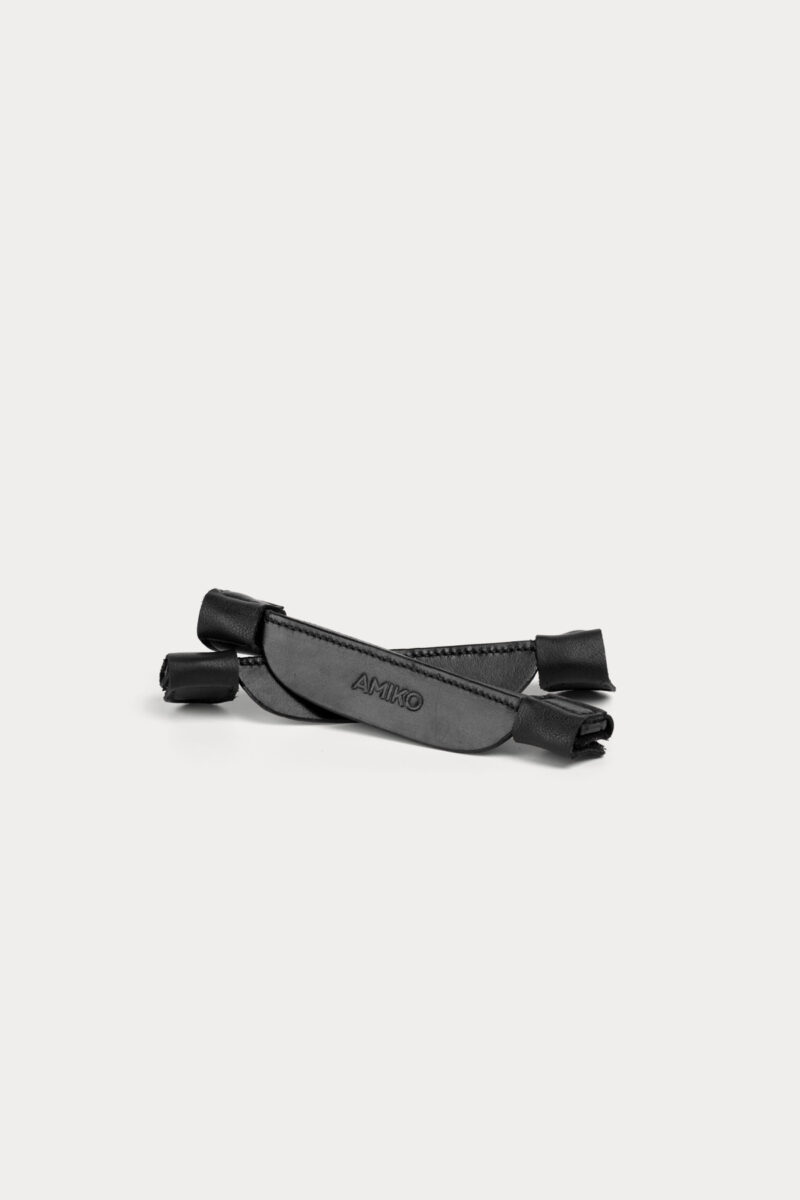 Amiko Blinkers, Black