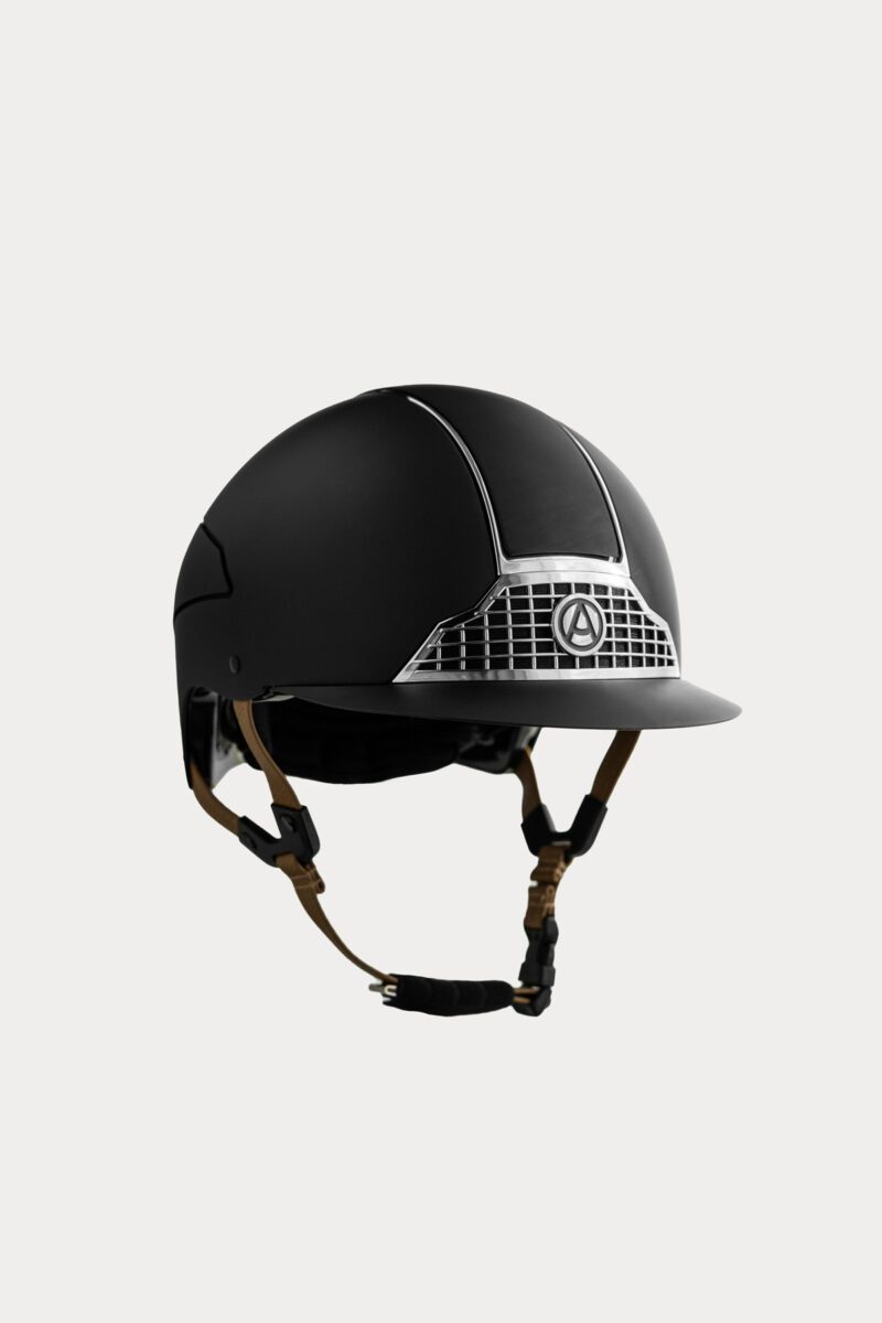 Casco Amiko Matte Classic con visera y correas en negro/nude